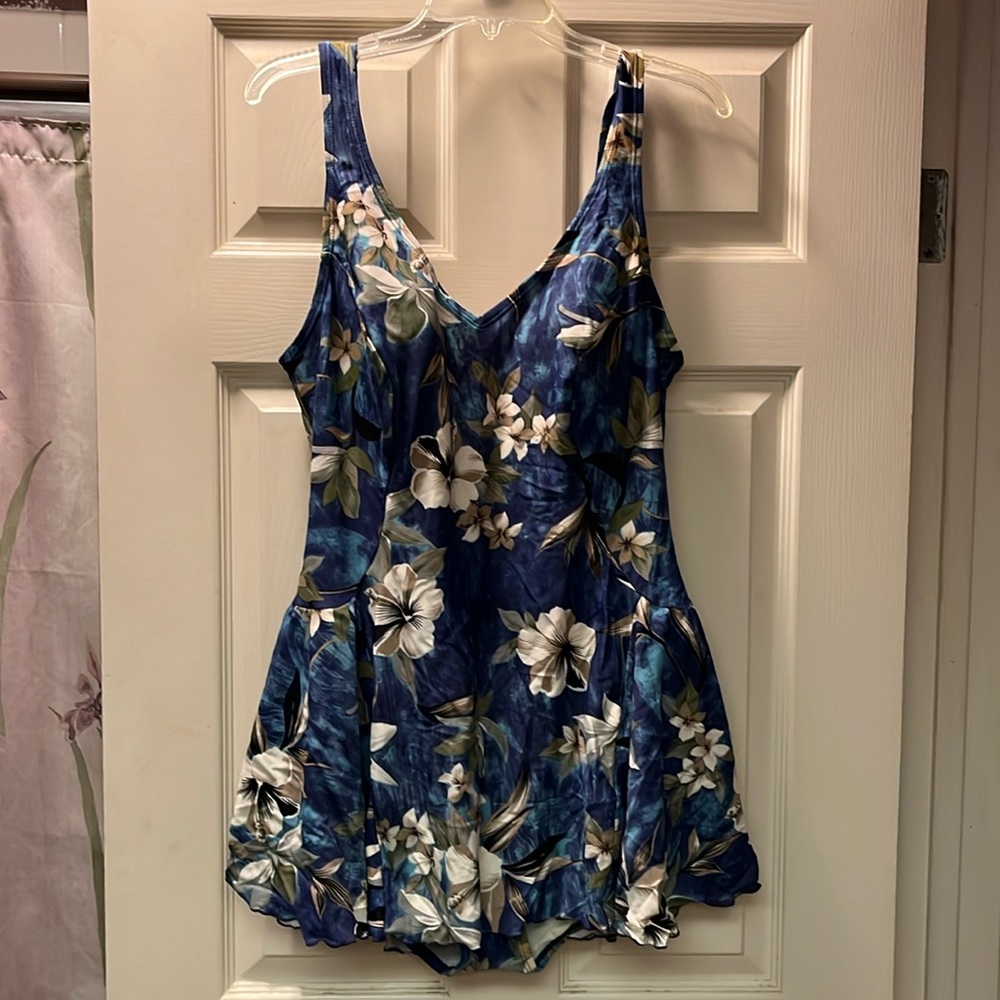 Misty swimsuit woman’s size 18 one piece light padding great condition flowers